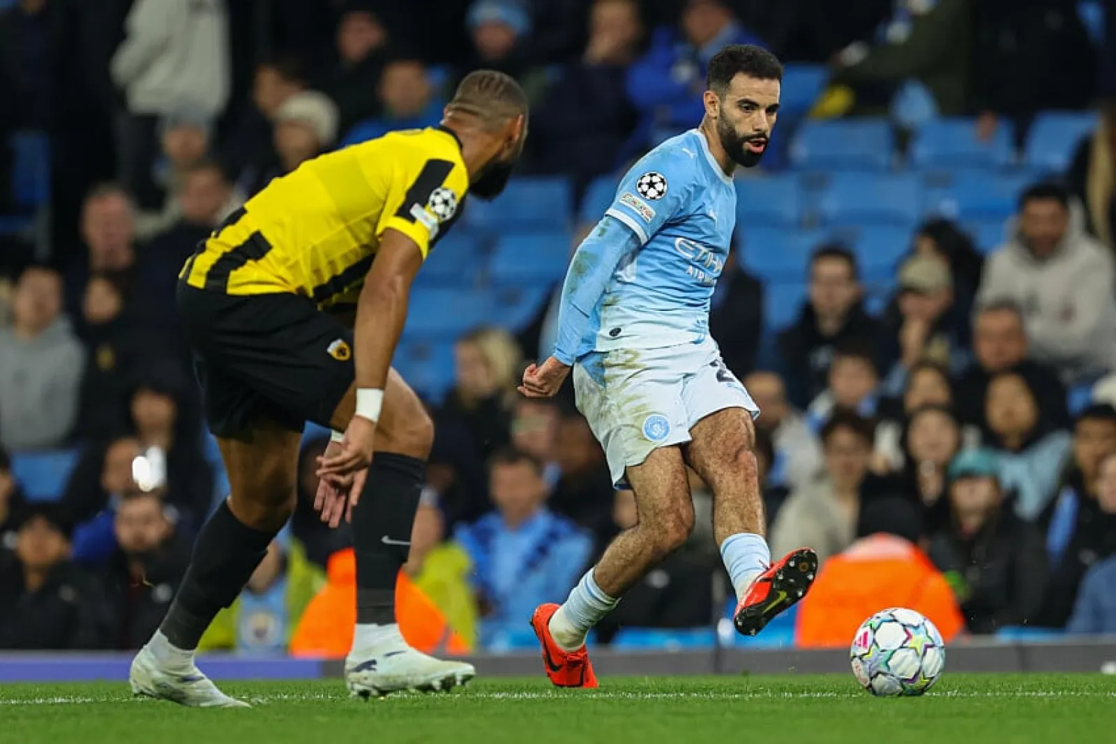Écarté par Hemdani, Aït-Nouri retrouve enfin le terrain avec City après un mois sans jouer